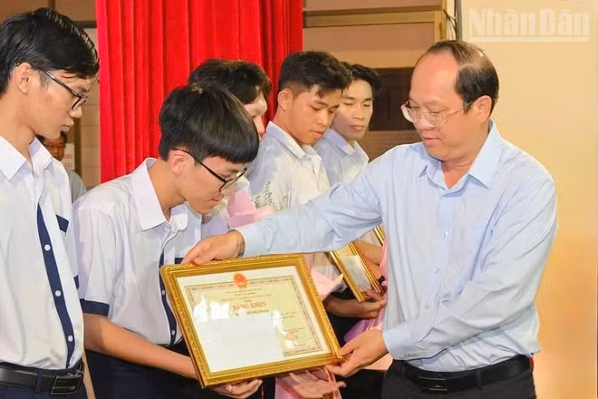 Ủy viên Ban Chấp hành Trung ương Đảng, Bí thư Tỉnh ủy Cà Mau Nguyễn Hồ Hải tặng bằng khen và phần thưởng của Ủy ban nhân dân tỉnh cho em Trần Nhật Tân, đã đoạt giải Nhì môn Tin học quốc gia và được ưu tiên xét tuyển thẳng vào đại học năm 2026. (Ảnh do thầy Dương Bình, Hiệu trưởng Trường Trung học phổ thông Chuyên Bạc Liêu cung cấp).