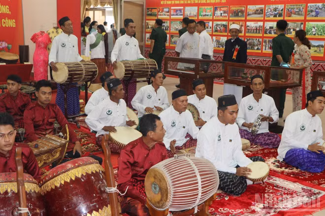 Đồng bào dân tộc Khmer và Chăm trình diễn nghệ thuật văn hóa.