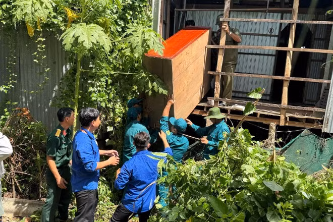 Hỗ trợ các hộ dân xã Châu Phú trong vùng sạt lở di dời tài sản.