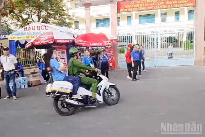 Công an đưa nữ thí sinh T.H.C. đến phòng thi kịp giờ.