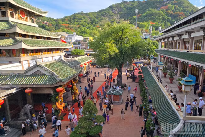 Một góc Miếu Bà Chúa Xứ núi Sam.