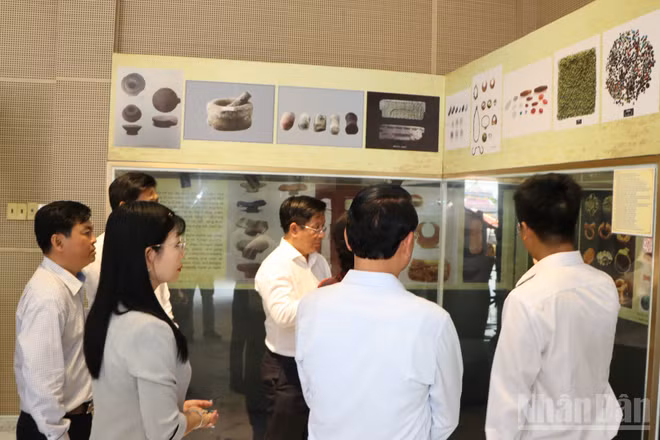 Nhà trưng bày văn hóa Óc Eo trưng bày nhiều hình ảnh, hiện vật Óc Eo.