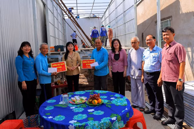 Lãnh đạo tỉnh, xã thăm hỏi tặng quà Tổ cất nhà từ thiện.