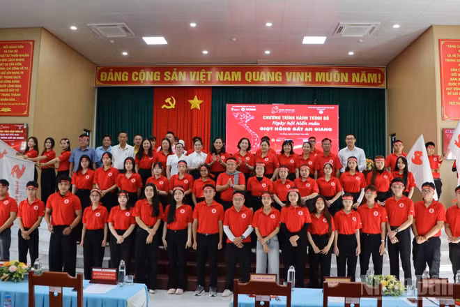 Quang cảnh Lễ khai mạc chương trình “Hành trình đỏ” và Ngày hội hiến máu tình nguyện “Giọt hồng đất An Giang” năm 2026. 