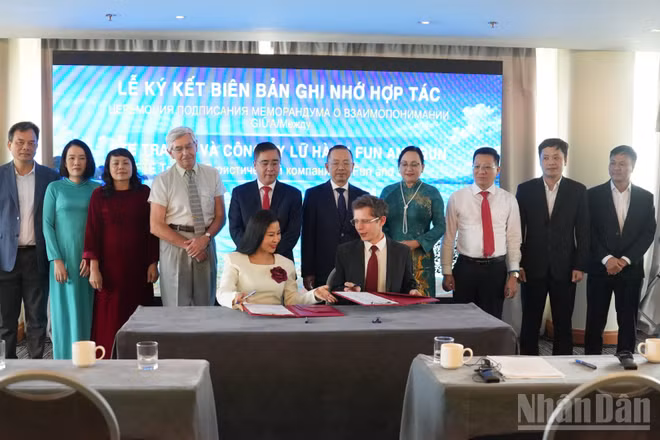 Lễ ký kết Biên bản thoả thuận hợp tác giữa các doanh nghiệp hai bên. (Ảnh: THANH THỂ)