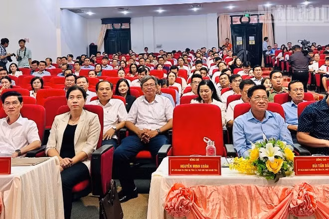 Đồng chí Nguyễn Hồ Hải, Bí thư Tỉnh ủy (đầu bìa trái) và các đồng chí trong Ban Thường vụ Tỉnh ủy Cà Mau dự khai mạc buổi tọa đàm. (Ảnh: TRỌNG DUY)