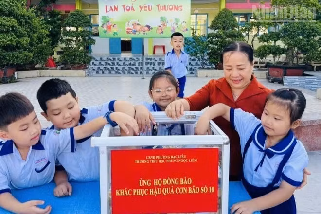 Cô Nguyễn Thị Nguyệt, Bí thư Chi bộ, Hiệu trưởng Trường tiểu học Phùng Ngọc Liêm (phường Bạc Liêu, tỉnh Cà Mau) và các em học sinh của trường tích cực tham gia ủng hộ đồng bào khắc phục hậu quả mưa bão thời gian qua.