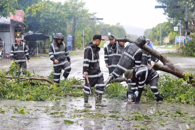 Cán bộ, chiến sĩ Trung đoàn Cảnh sát Cơ động Bắc Trung Bộ tích cực tham gia khắc phục hậu quả bão số 5.