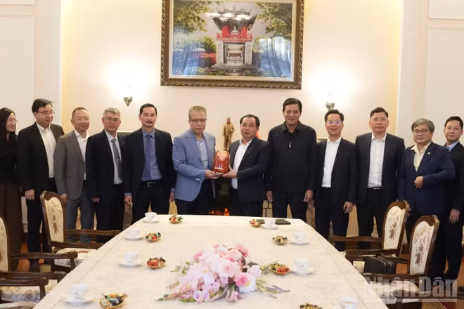 Ủy viên Bộ Chính trị, Bí thư Thành ủy Hà Nội Trần Đức Thắng tặng quà Đại sứ quán Việt Nam tại Nga. (Ảnh: THANH THỂ)