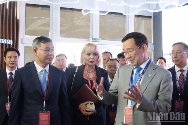 Bộ trưởng Tài chính Việt Nam Ngô Văn Tuấn gặp ông Aysen Nikolayev, người đứng đầu Cộng hòa Sakha (Yakutia), Liên bang Nga. (Ảnh: THANH THỂ)