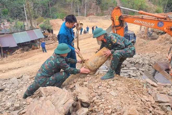Quả bom có đường kính 40cm, dài 140cm, nặng khoảng 250kg. (Ảnh: TRỌNG KIÊN)