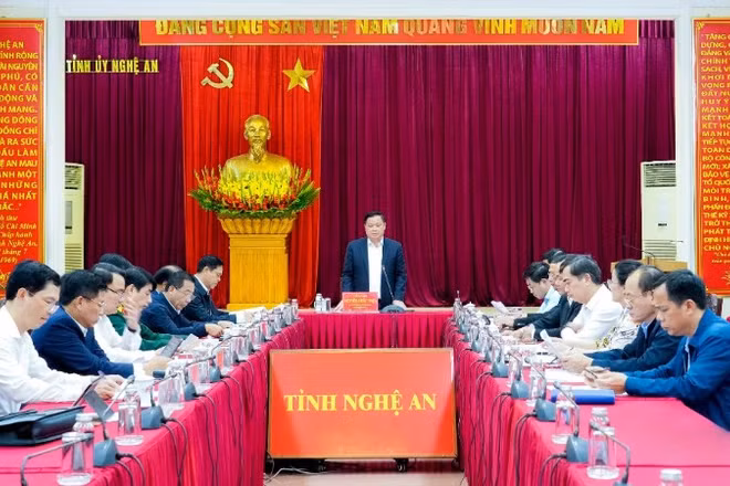 Đồng chí Nguyễn Khắc Thận, Ủy viên Trung ương Đảng, Bí thư Tỉnh ủy Nghệ An phát biểu chỉ đạo tại hội nghị về tình hình và tiến độ triển khai các công trình, dự án trọng điểm.