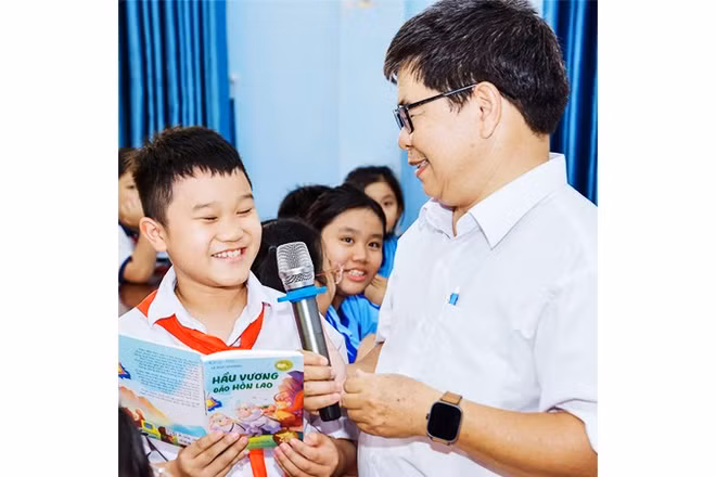 Văn sĩ Lê Đức Dương tặng sách và giao lưu với các em. Ảnh: NHÂN VẬT CUNG CẤP