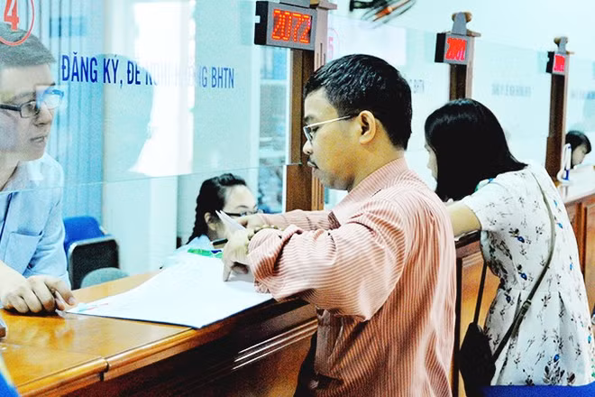 Người lao động làm thủ tục nhận bảo hiểm thất nghiệp tại trung tâm giới thiệu việc làm Hà Nội. (Ảnh: NAM NGUYỄN)