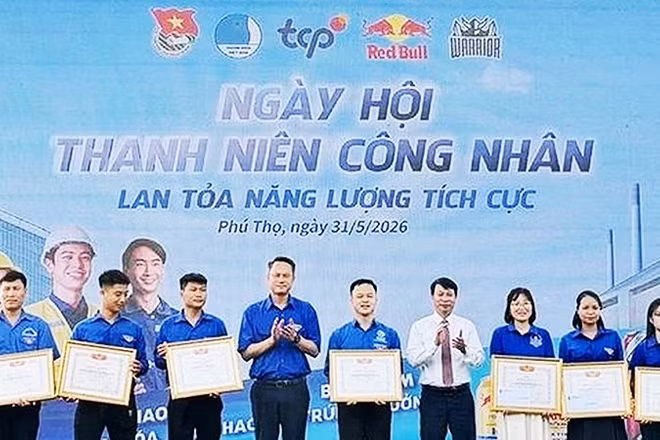 Tuyên dương các cán bộ hội, đoàn tiêu biểu các khu công nghiệp tại Phú Thọ. Ảnh: HOÀNG HÙNG/TTXVN