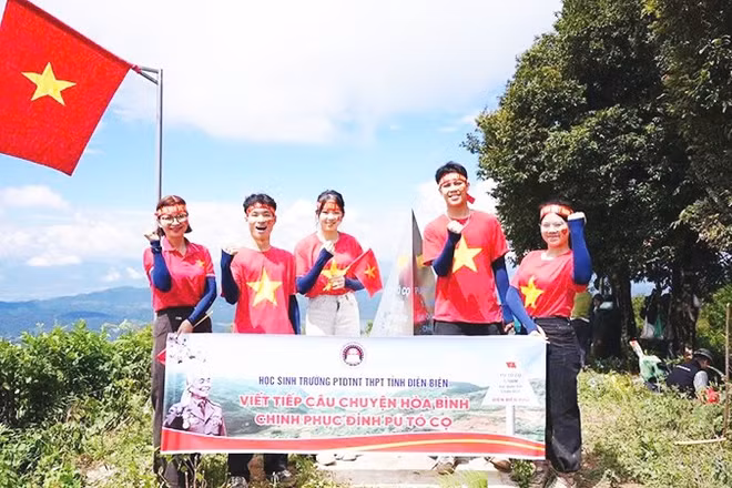 Tuổi trẻ tham gia hoạt động trên đỉnh Pú Tó Cọ.