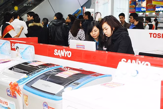 Người tiêu dùng trẻ lựa chọn sản phẩm SANYO có mức giá phù hợp nhưng vẫn bảo đảm chất lượng. Ảnh: NAM ANH