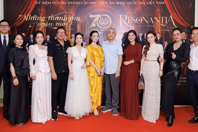 Các nghệ sĩ nhiều thế hệ tham gia hai chương trình nghệ thuật. (Ảnh: THỌ NAM)