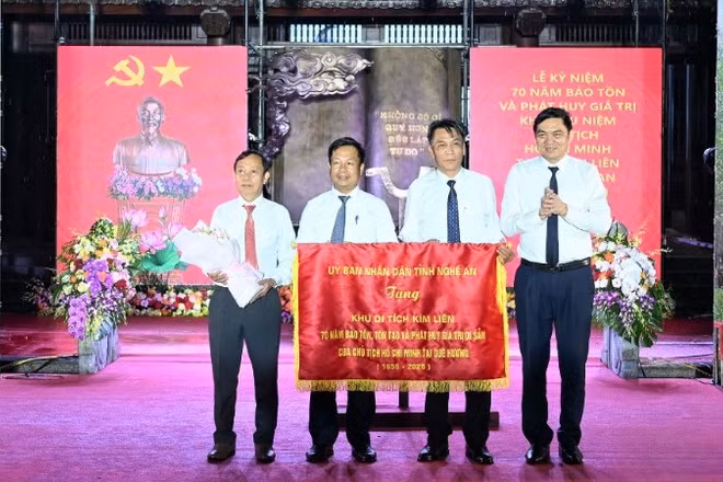 Ủy ban nhân dân tỉnh Nghệ An trao tặng Khu Di tích Kim Liên bức trướng lưu niệm.