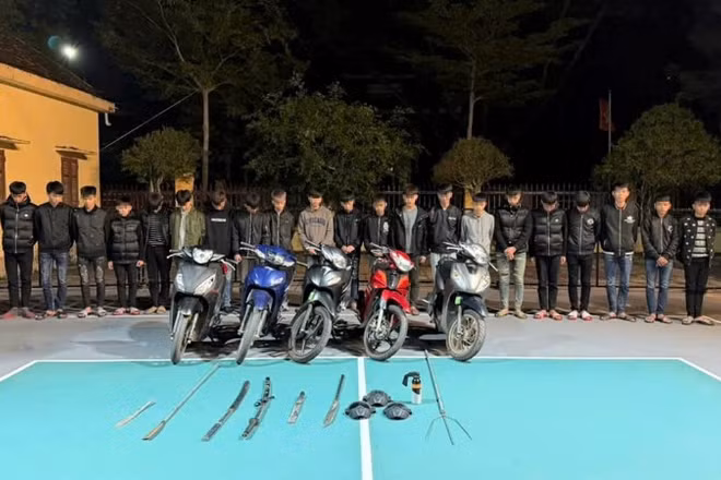 Công an xã Minh Châu (Nghệ An) bắt giữ nhóm thanh, thiếu niên mang theo hung khí, bình xịt hơi cay rượt đuổi, đánh nhau trên đường. (Ảnh: CÔNG AN NGHỆ AN)