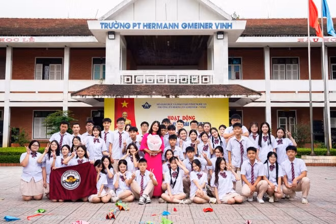 Giáo viên và học sinh Trường phổ thông Hermann Gmeiner Vinh.