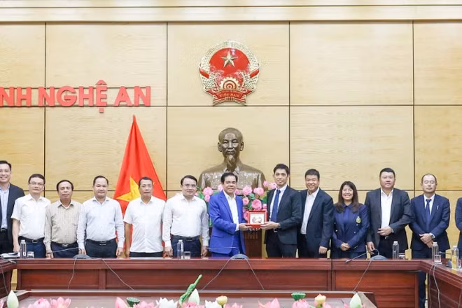 Lãnh đạo Ủy ban nhân dân tỉnh Nghệ An tặng quà lưu niệm cho đoàn công tác của Công ty trách nhiệm hữu hạn AeonMall Việt Nam.