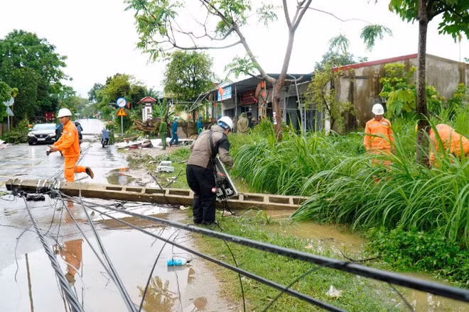 Dông lốc khiến 15 cột điện trên địa bàn xã Quỳ Hợp bị gãy đổ. (Ảnh: Trung tâm cung ứng dịch vụ công xã Quỳ Hợp)