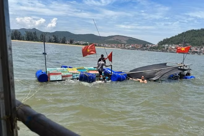 Tàu cá của ngư dân bị sóng đánh chìm.
