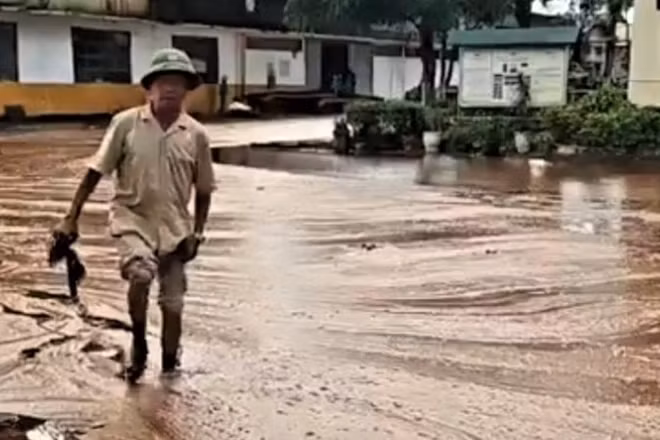 Mật mía tràn ra khuôn viên nhà máy. (Ảnh: CTV)