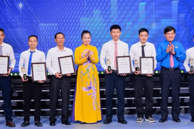 Trao Giải thưởng “Công nhân Nghệ An làm theo lời Bác” lần thứ nhất - năm 2026 cho 8 cá nhân tiêu biểu xuất sắc. (Ảnh: THANH LÊ)