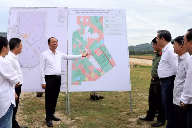 Ông Bùi Thanh An, Phó Chủ tịch Ủy ban nhân dân tỉnh Nghệ An kiểm tra tiến độ giải phóng mặt bằng Dự án Khu công nghiệp Hoàng Mai II.