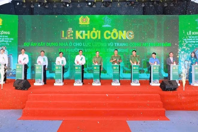 Các đại biểu thực hiện nghi thức bấm nút khởi công dự án. (Ảnh: CÔNG AN NGHỆ AN)