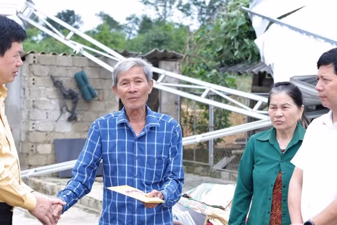 Đại diện lãnh đạo Ủy ban Mặt trận Tổ quốc Việt Nam tỉnh Nghệ An động viên, trao hỗ trợ cho hộ dân bị thiệt hại về nhà ở trên địa bàn xã Quỳ Hợp.