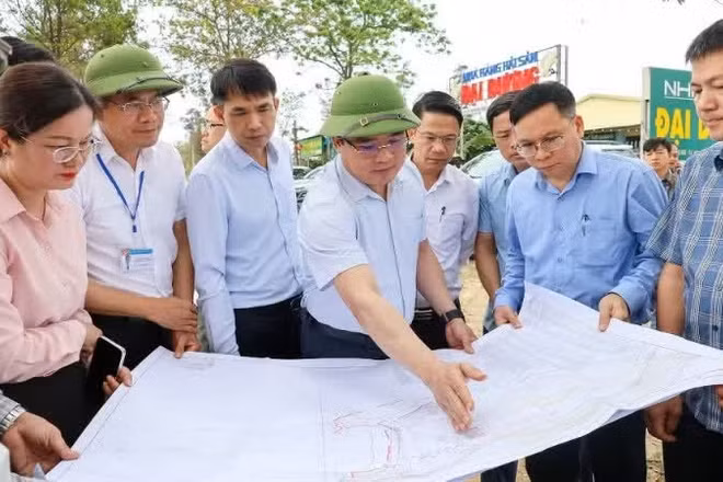 Phó Chủ tịch Ủy ban nhân dân tỉnh Nghệ An Phùng Thành Vinh và các thành viên đoàn công tác kiểm tra tại thực địa triển khai dự án Nhà máy nhiệt điện LNG Quỳnh Lập tại phường Tân Mai.