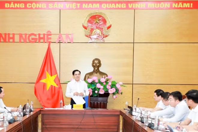 Ông Võ Trọng Hải, Chủ tịch Ủy ban nhân dân tỉnh Nghệ An phát biểu tại cuộc họp. 