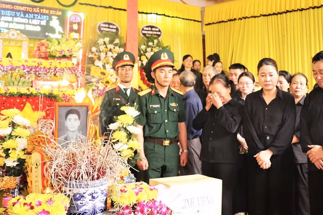 Bà Hồ Thị Hoài Thu (sinh năm 1953) vợ liệt sĩ, Anh hùng Lực lượng vũ trang nhân dân Nguyễn Sông Thao và con trai và con dâu tại lễ truy điệu.
