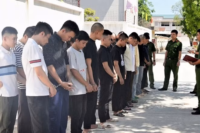 Các đối tượng trong băng nhóm lừa đảo bị bắt giữ. (Ảnh: Công an Nghệ An)