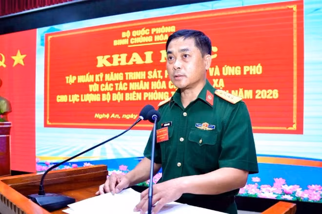 Đại tá Trần Văn Chúng, Phó Tham mưu trưởng Binh chủng Hóa học phát biểu khai mạc tập huấn.