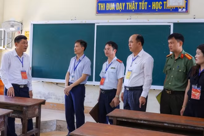Phó Chủ tịch Ủy ban nhân dân tỉnh Nghệ An, Trưởng Ban chỉ đạo thi tốt nghiệp trung học phổ thông kiểm tra công tác chuẩn bị cho trên địa bàn tỉnh. (Ảnh: KIM OANH)
