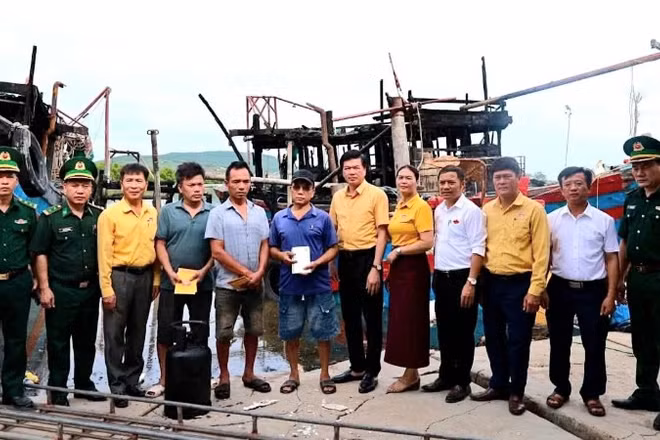 Đại diện lãnh đạo Ủy ban Mặt trận Tổ quốc Việt Nam tỉnh Nghệ An cùng các đơn vị, địa phương thăm hỏi, động viên các chủ tàu cá bị cháy.