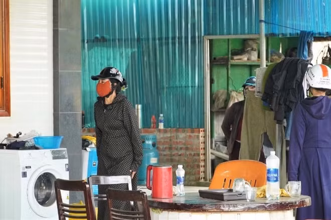 Hàng chục người dân liên tục tìm đến nhà chị H.T.Q. (36 tuổi), người đứng ra tổ chức nhiều dây phường hụi, để đòi tiền đã góp. (Ảnh: CTV)
