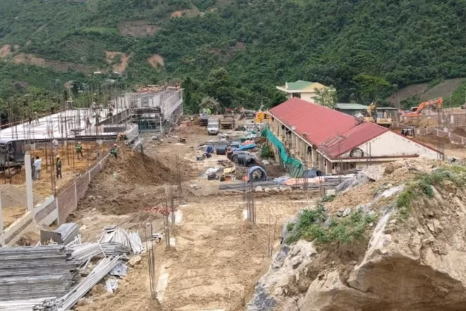 Trường Phổ thông nội trú liên cấp tiểu học và trung học cơ sở Bắc Lý đang được nhà thầu tích cực thi công.