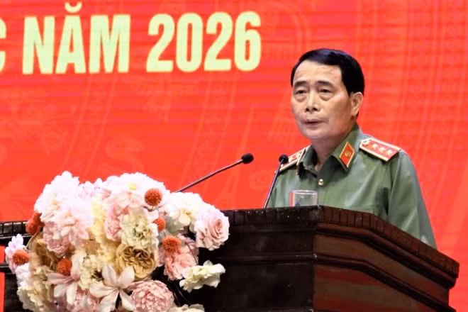 Thượng tướng Lê Quốc Hùng, Ủy viên Trung ương Đảng, Thứ trưởng Công an trình bày chuyên đề "Những chủ trương lớn của Đảng ủy Công an Trung ương về công tác bảo vệ an ninh quốc gia, giữ gìn trật tự an toàn xã hội, xây dựng Đảng, xây dựng lực lượng Công an nhân dân trong kỷ nguyên mới".