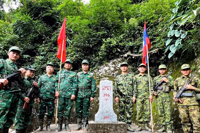 Lực lượng hai bên kiểm tra thực trạng đường biên, hệ thống mốc quốc giới.