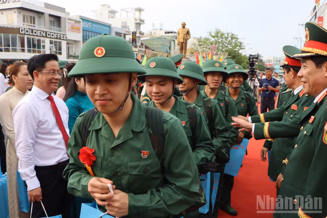 Các thanh niên hăng hái lên đường nhập ngũ.