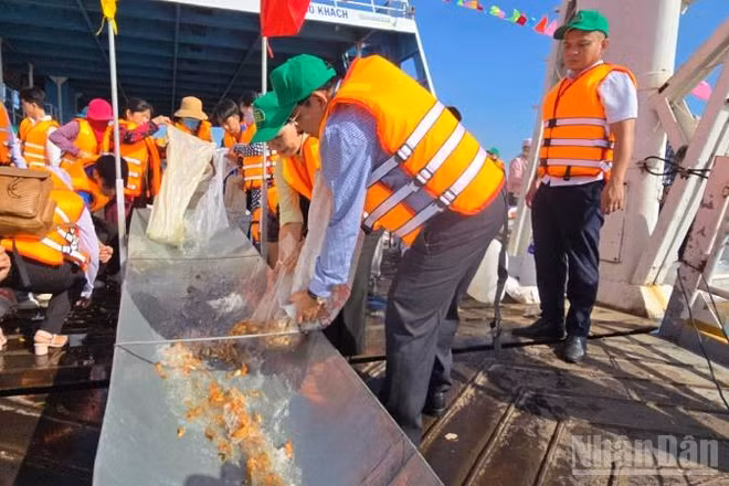 Thả cá ra sông Hậu tái tạo bổ sung nguồn cá tự nhiên.