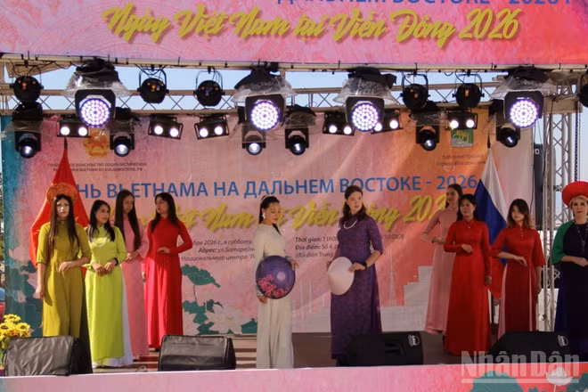 Màn trình diễn áo dài. (Ảnh: Q.H)