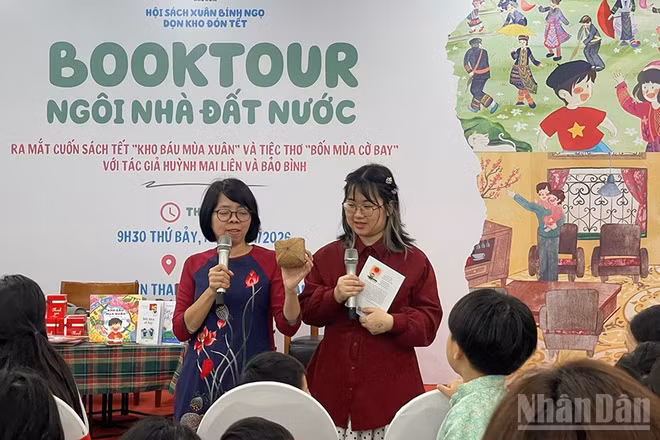 Hai tác giả Huỳnh Mai Liên và Bảo Bình giới thiệu với độc giả nhí quả bàng vuông từ Trường Sa.