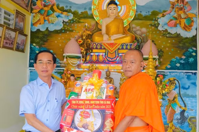 Đồng chí Hồ Thanh Thủy, Phó Bí thư Tỉnh ủy Cà Mau thăm, tặng quà các vị Hòa thượng, Thượng tọa, Đại đức tại các chùa ở phường Hiệp Thành, phường Vĩnh Trạch và xã Hưng Hội.