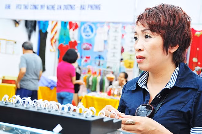Diễn biến giá bạc tăng nóng trong thời gian ngắn cũng nhanh chóng lan sang thị trường bán lẻ. Ảnh: NAM HẢI
